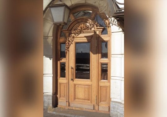 Входная арочная дверь для частного объекта