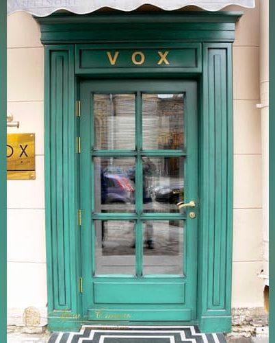 Входная деревянная дверь ресторанная-402x500