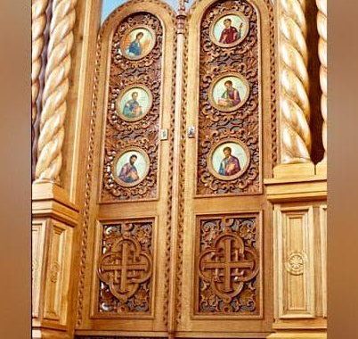 Резная деревянная дверь для входа в храм в Московской области