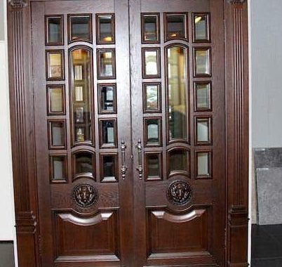 Двойные деревянные двери в салон итальянской плитки