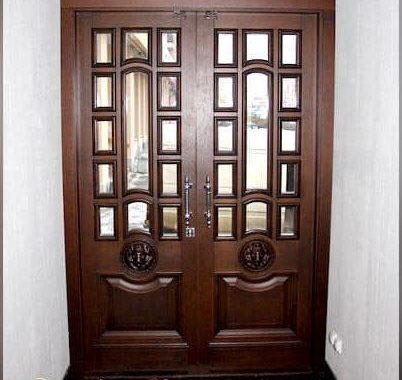 Двухстворчатая входная дверь с расстекловкой