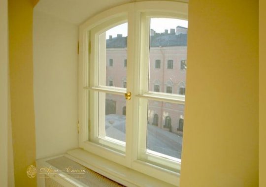 Историческое окно из натуральной сосны
