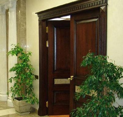 Двери, тонированные под орех, с двухсторонним порталом
