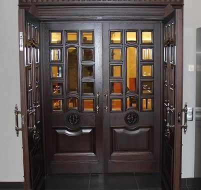 Двери с порталом и элементами резьбы, со стеклопакетом