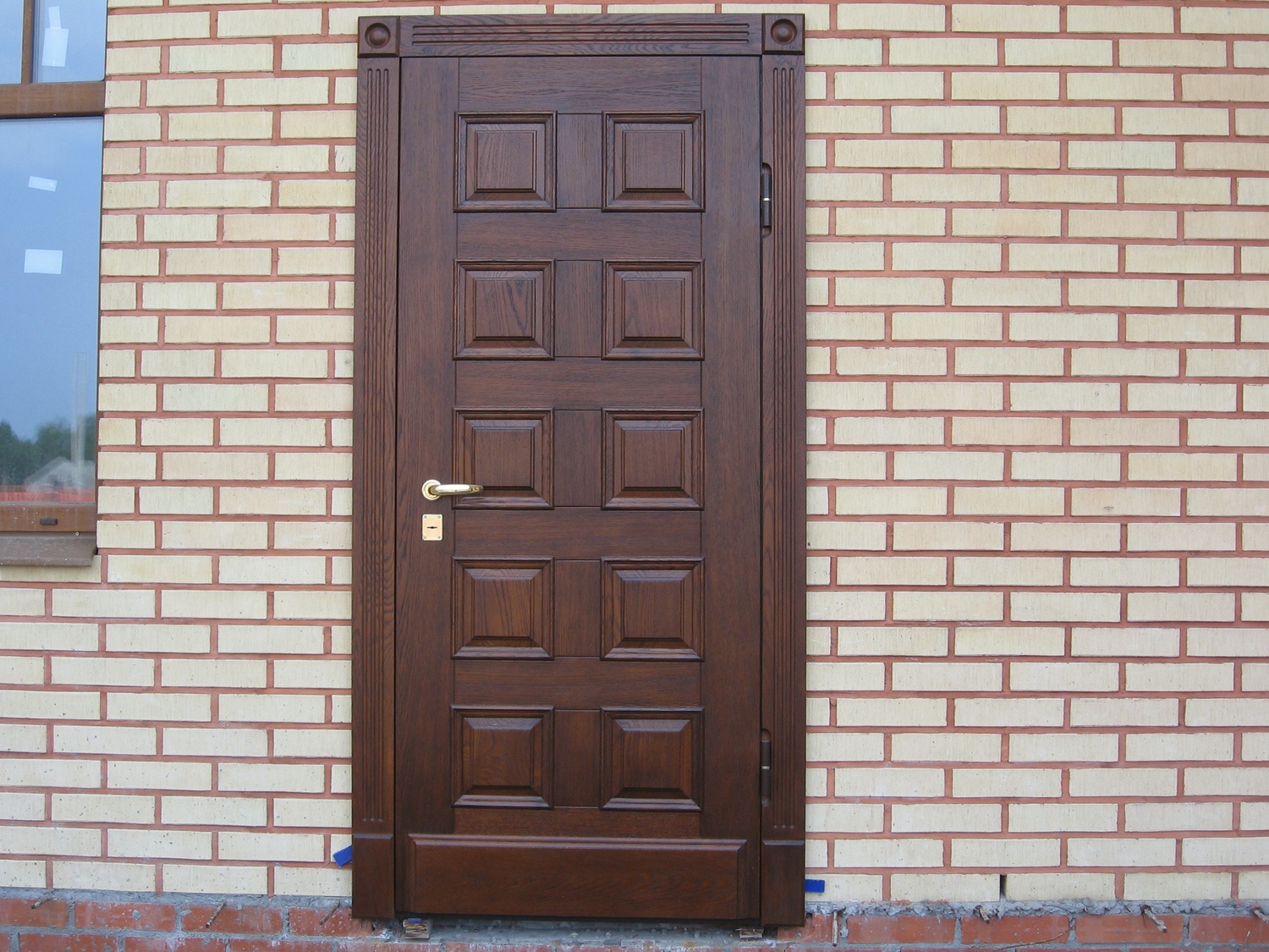 Частные объявления двери. Входная дверь. Наружные двери. Входная дверь в кирпичном доме. Дверь уличная металлическая.