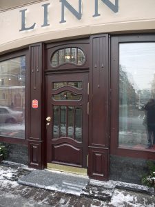Входная дверь в магазин LINN, тонированная под красное дерево. г. Санкт-петербург.