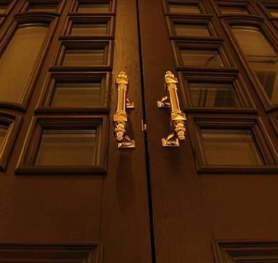 Деревянные двери с расстекловкой в Салоне итальянской плитки