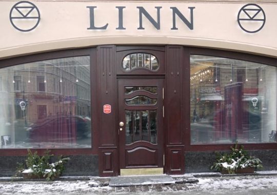 Входная дверь из дерева для компании Linn