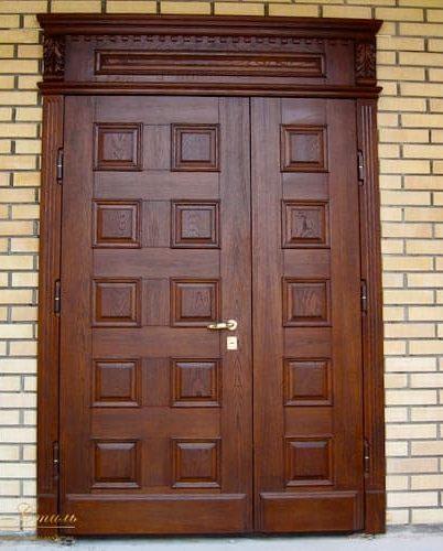 Входная двухстворчатая дверь из дерева-402x500