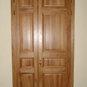 Двустворчатая входная деревянная дверь  из массива дуба.