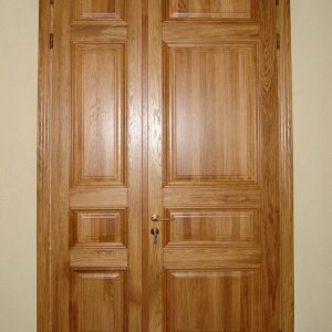 Двустворчатая входная деревянная дверь из массива дуба. Двустворчатая входная деревянная дверь из массива дуба.