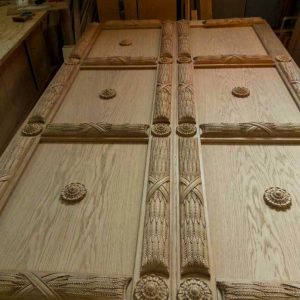 Изготовление входной двери из массива дуба в цеху. Изготовление входной двери из массива дуба в цеху.