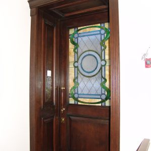 Входная дверь из массива дуба с порталом и витражом в кафе. В С-ПБ. Входная дверь из массива дуба с порталом и витражом в кафе. В С-ПБ.